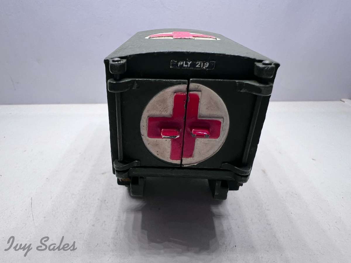 DINKY TOYS #626 FORDSON MILITARY AMBULANCE