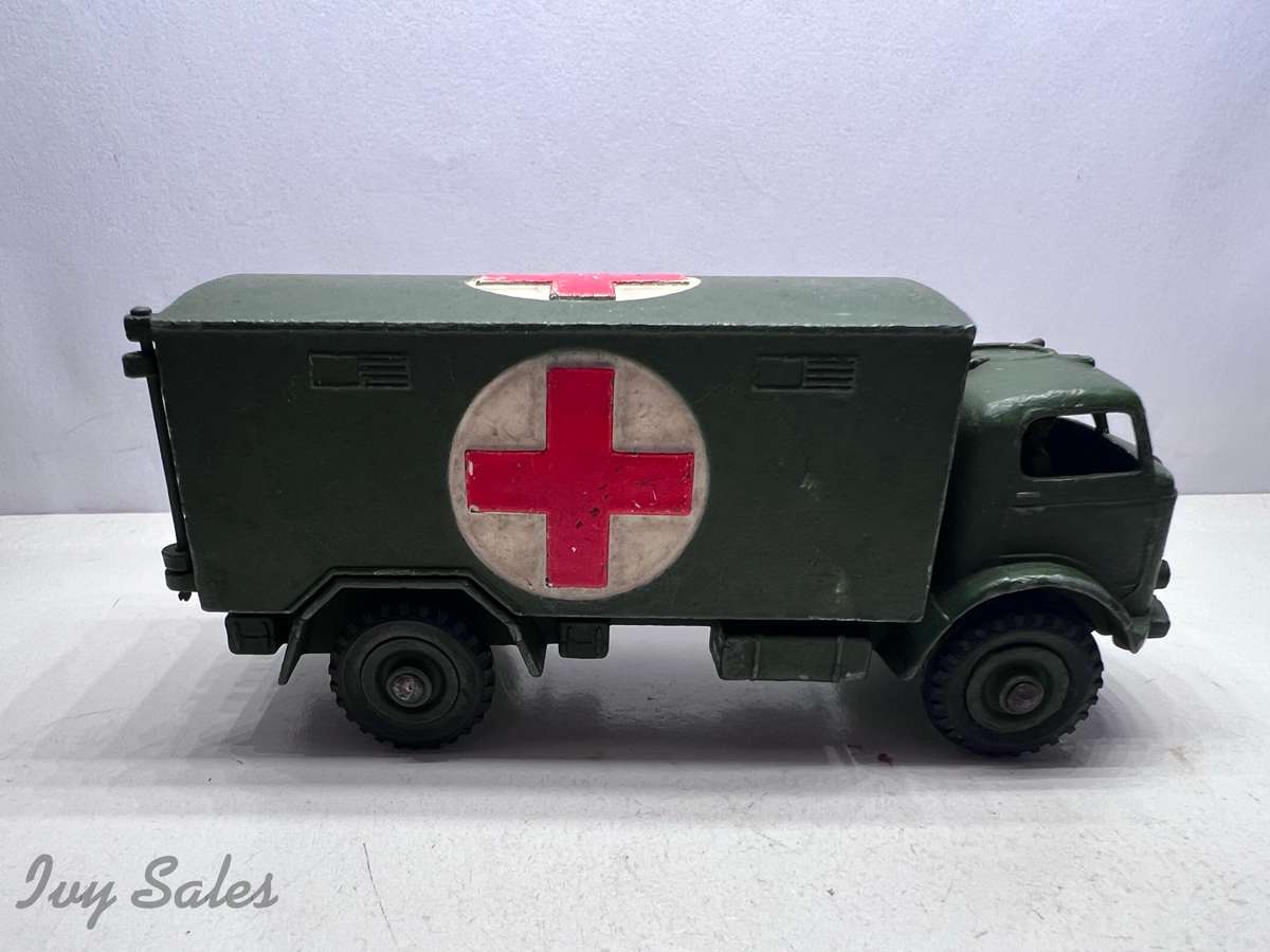DINKY TOYS #626 FORDSON MILITARY AMBULANCE