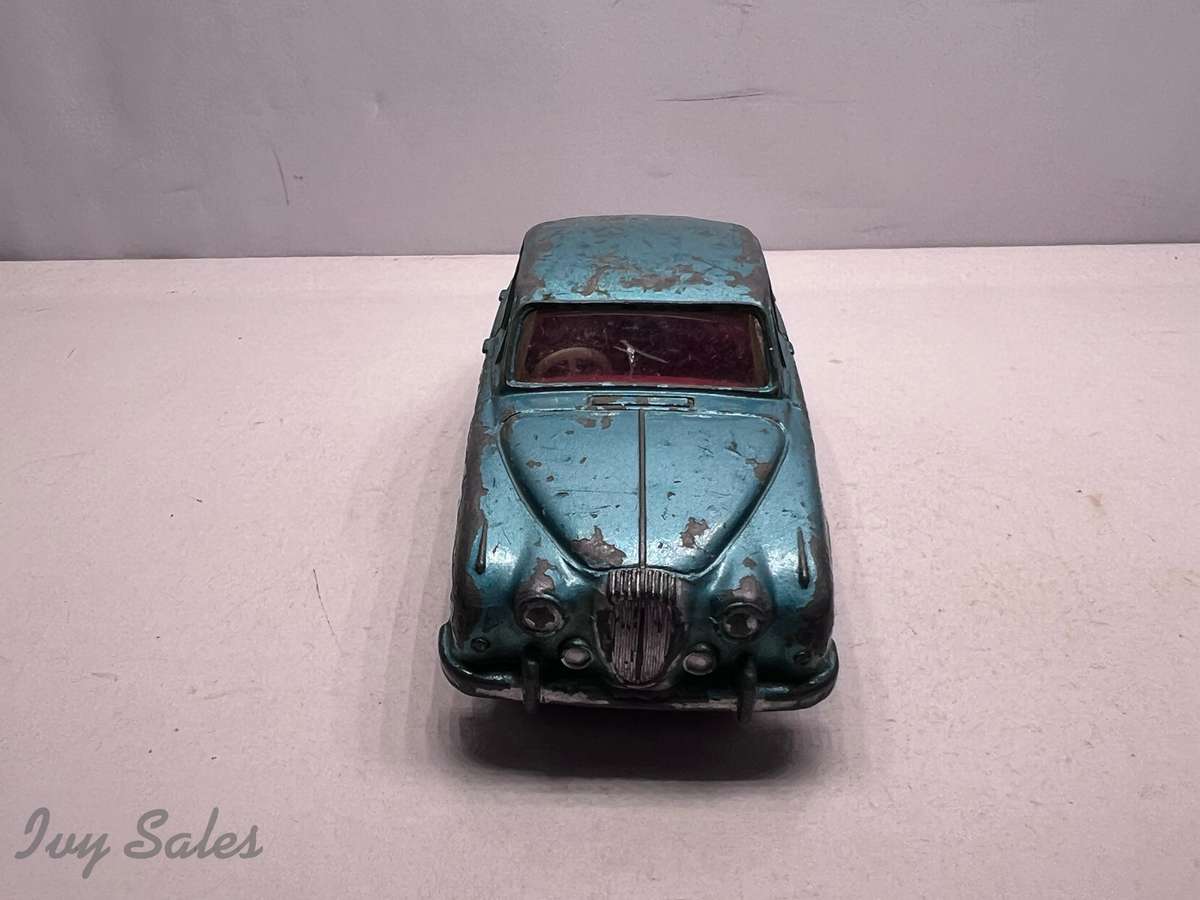 DINKY TOYS #146 DAIMLER V8 2.5 LITRE