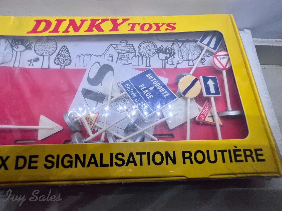 Atlas Editions - Dinky Toys #593 - French Road Sign Set - Sealed