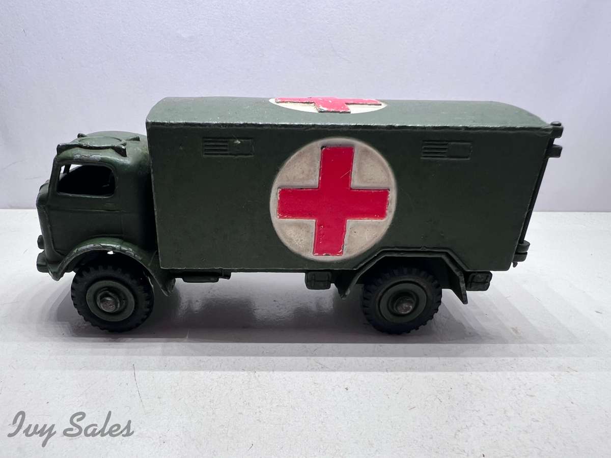 DINKY TOYS #626 FORDSON MILITARY AMBULANCE
