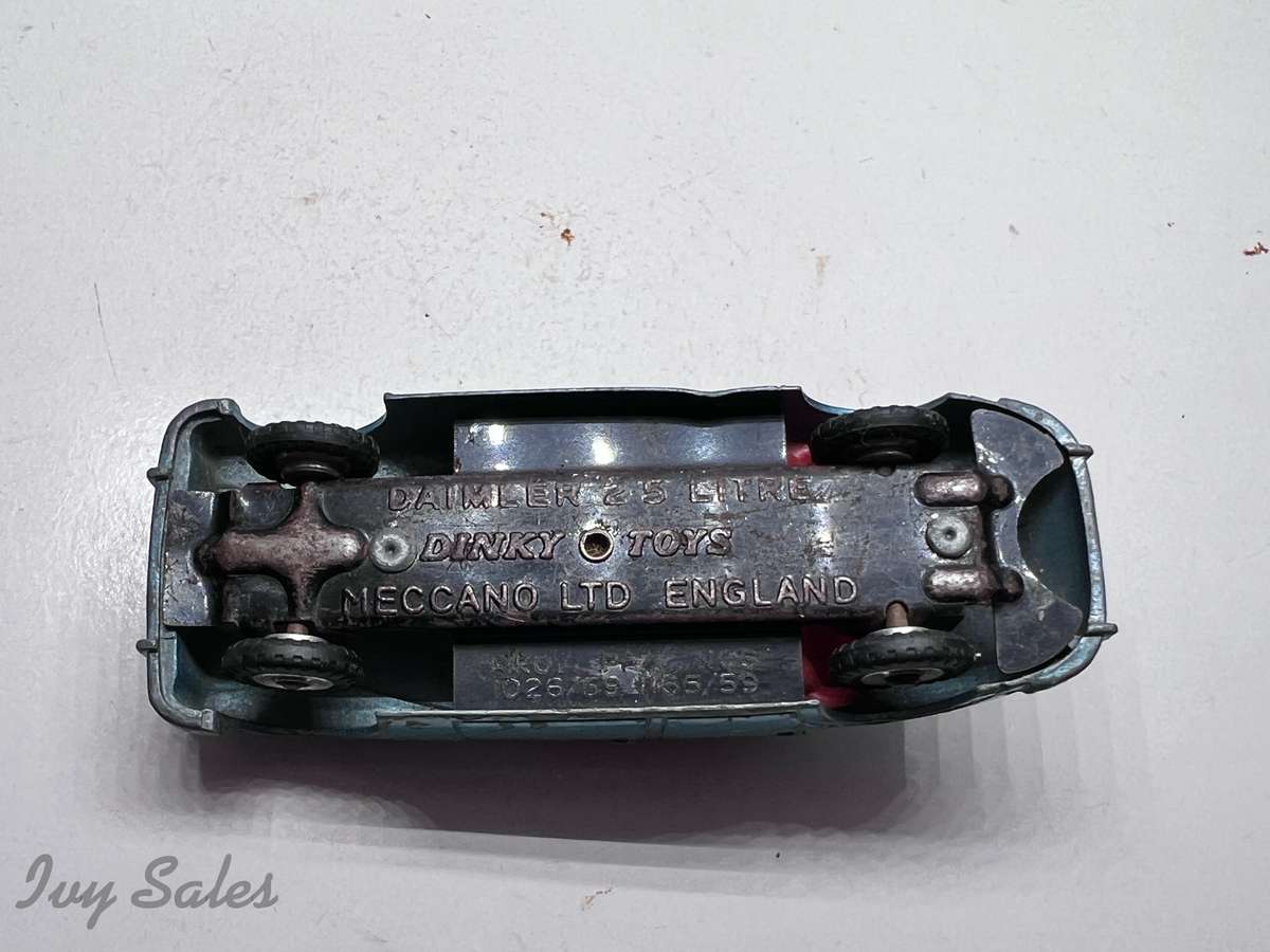 DINKY TOYS #146 DAIMLER V8 2.5 LITRE