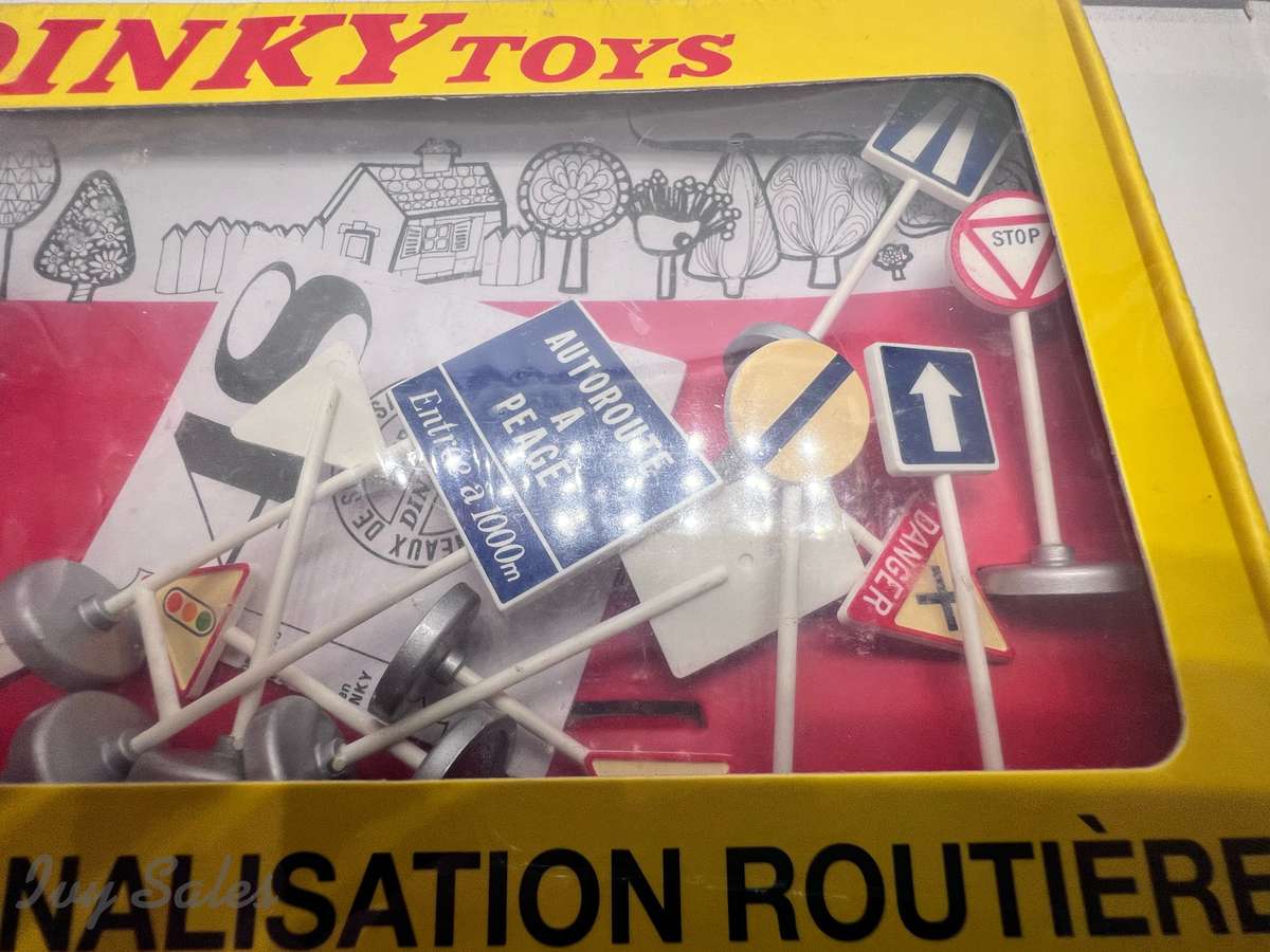 Atlas Editions - Dinky Toys #593 - French Road Sign Set - Sealed