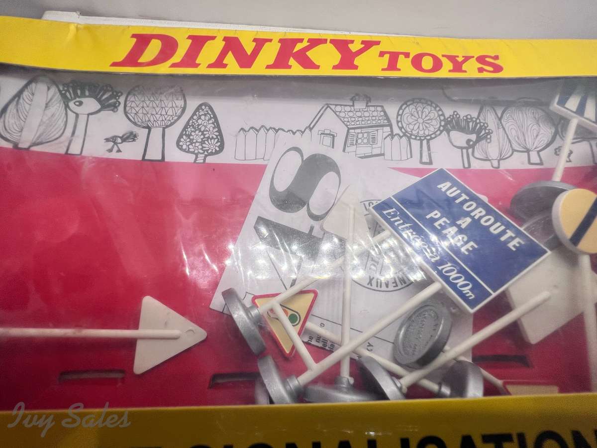 Atlas Editions - Dinky Toys #593 - French Road Sign Set - Sealed