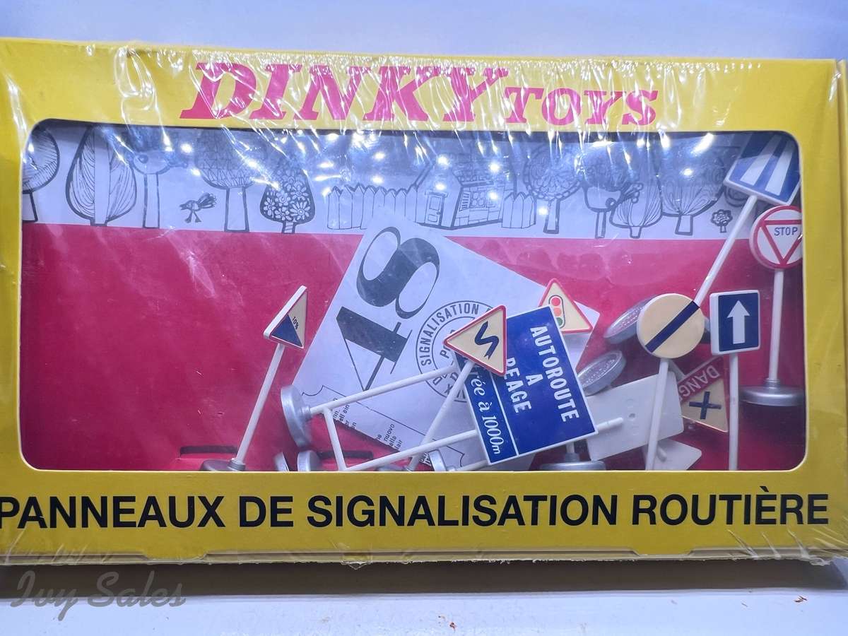 Atlas Editions - Dinky Toys #593 - French Road Sign Set - Sealed