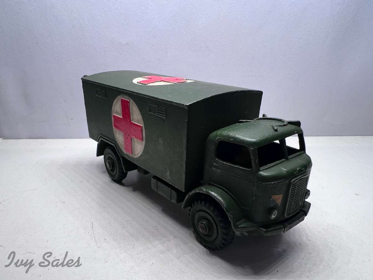 DINKY TOYS #626 FORDSON MILITARY AMBULANCE
