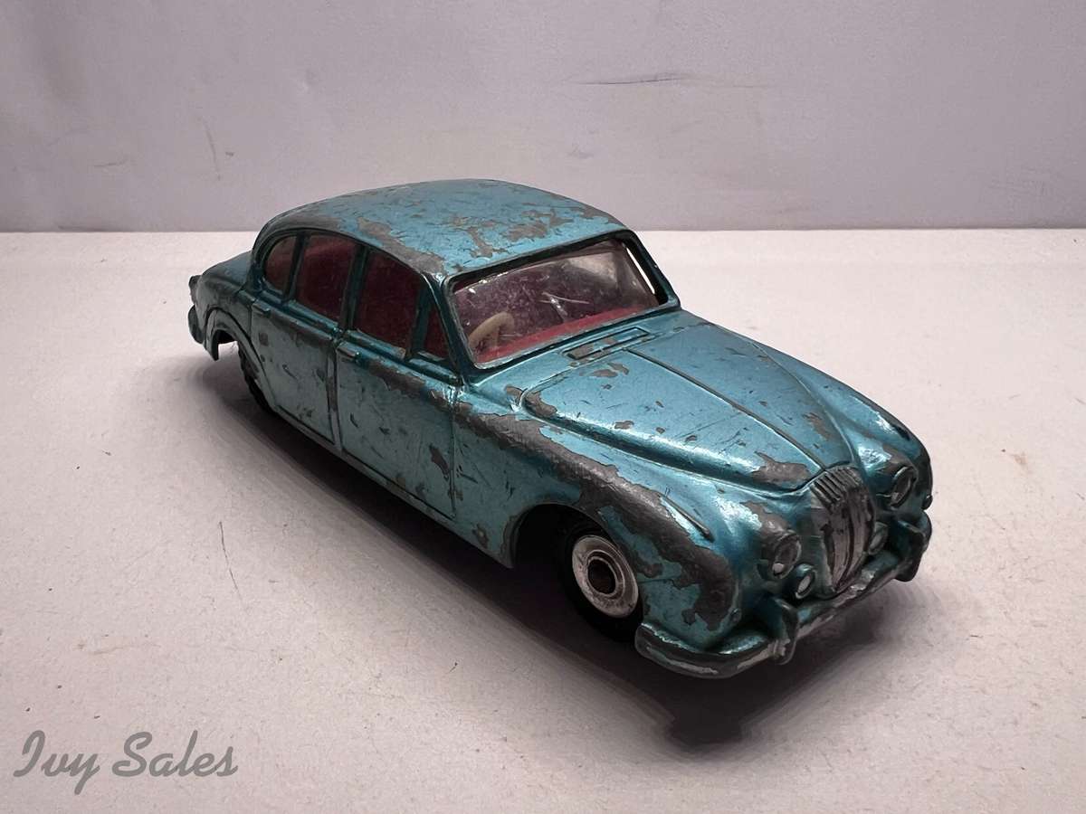 DINKY TOYS #146 DAIMLER V8 2.5 LITRE