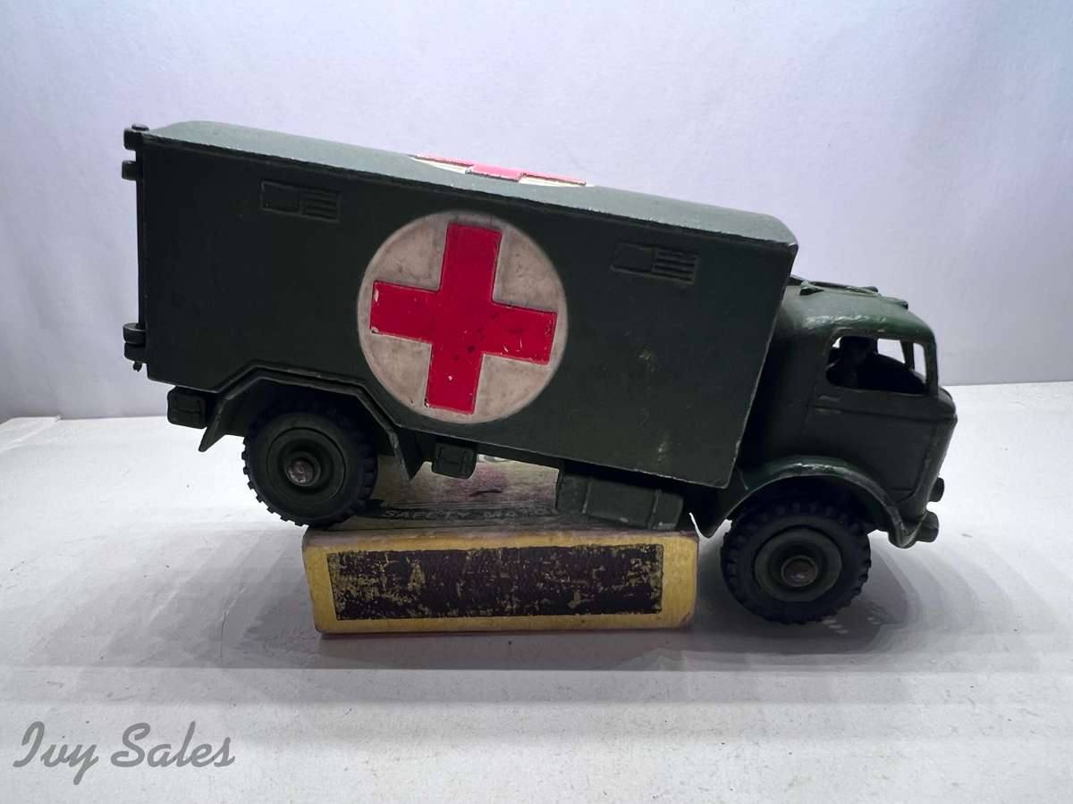 DINKY TOYS #626 FORDSON MILITARY AMBULANCE