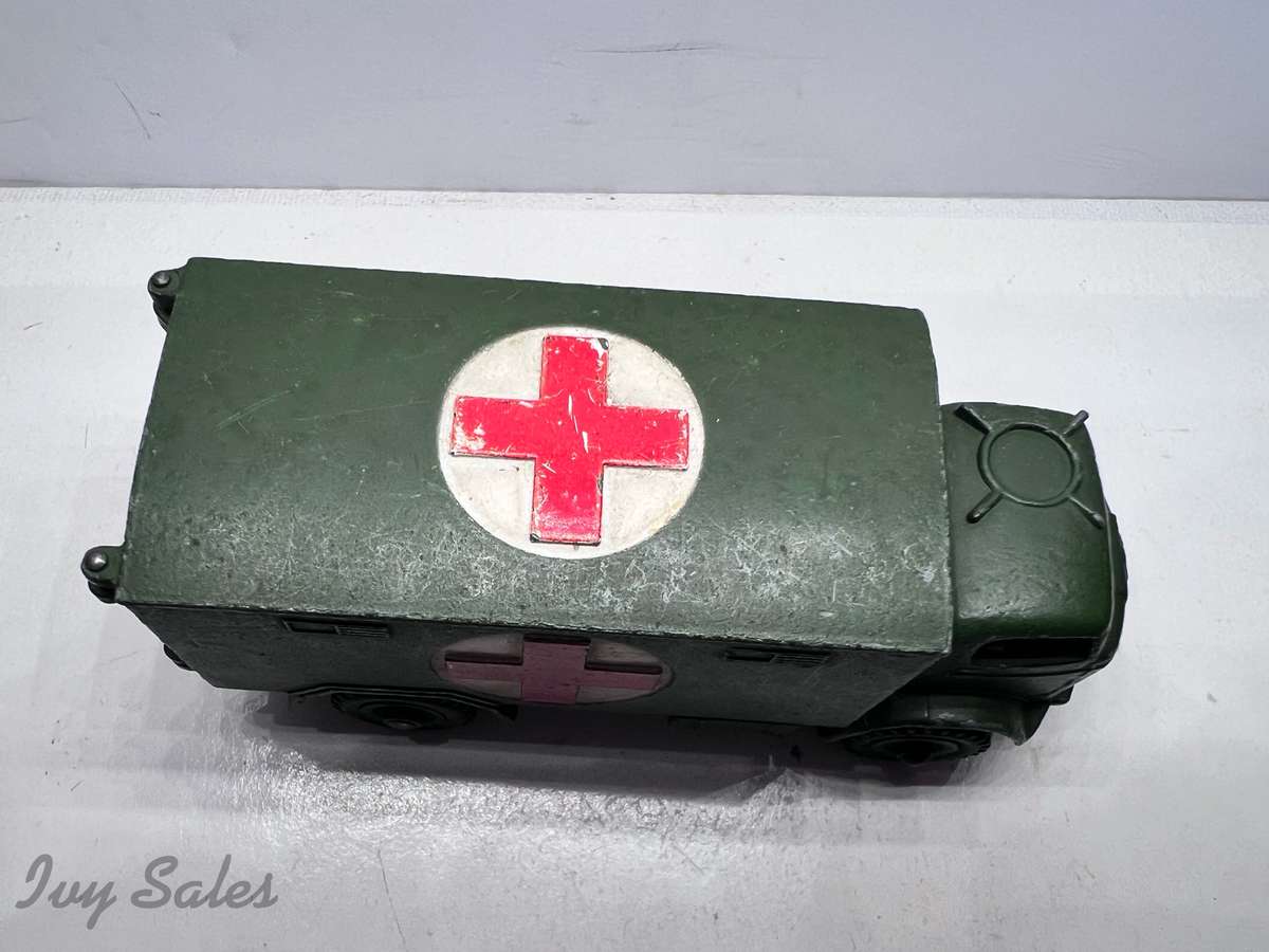 DINKY TOYS #626 FORDSON MILITARY AMBULANCE