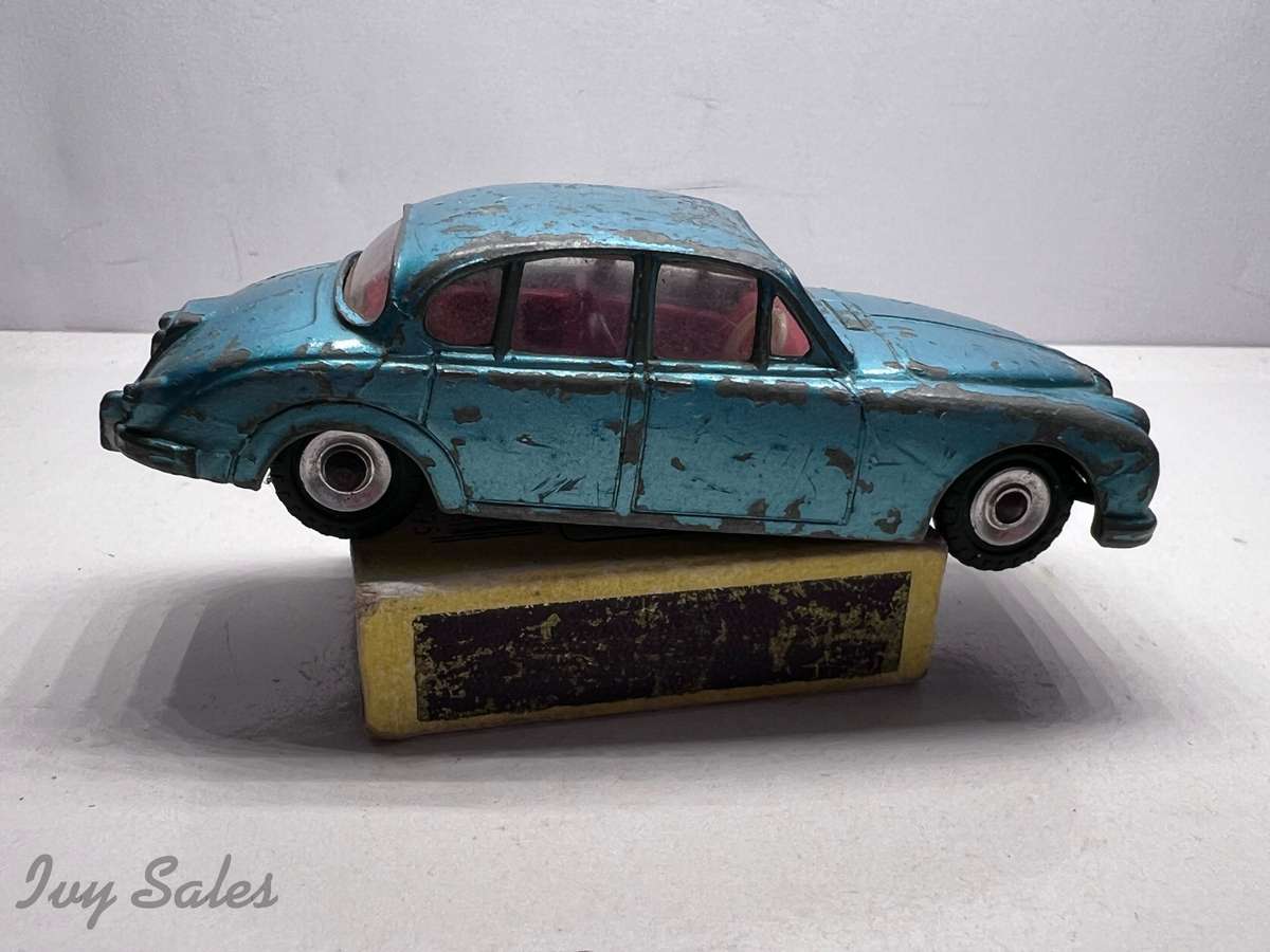 DINKY TOYS #146 DAIMLER V8 2.5 LITRE