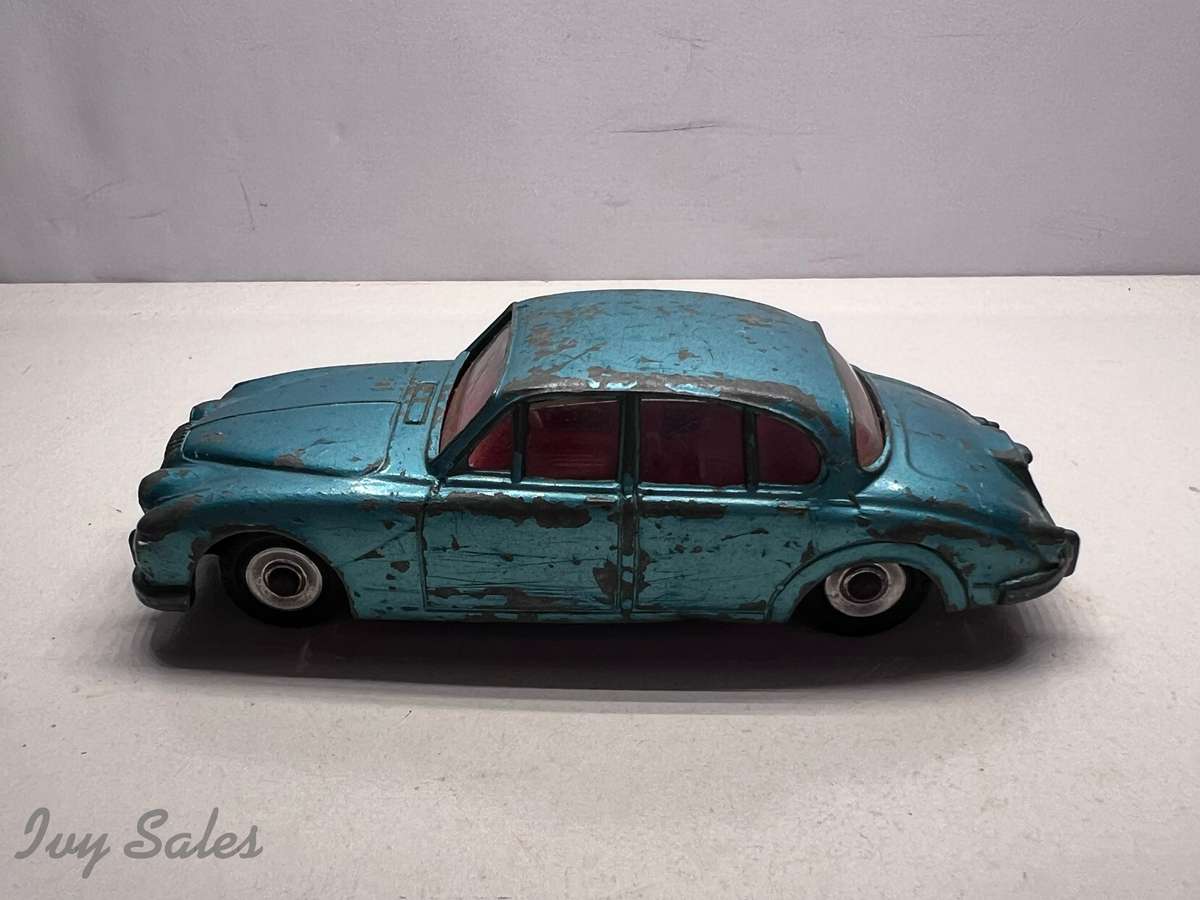 DINKY TOYS #146 DAIMLER V8 2.5 LITRE