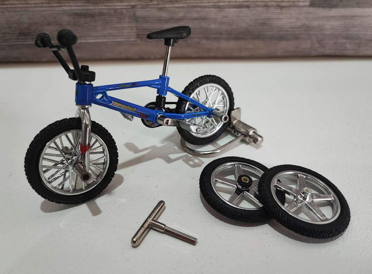 1999 Flick Trix Diamondback(Blue) Finger BMX with Accessories