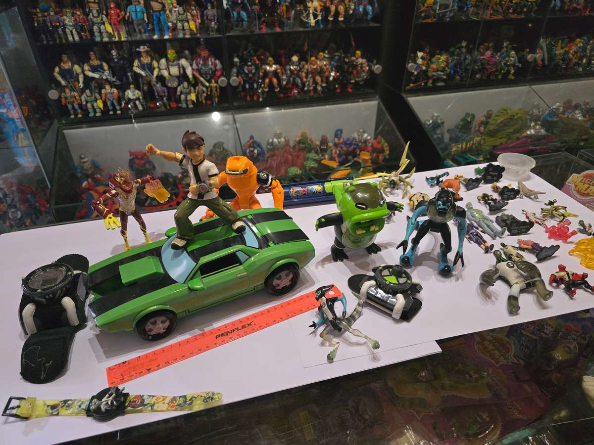 Ben 10 Lot Figures And Vechile