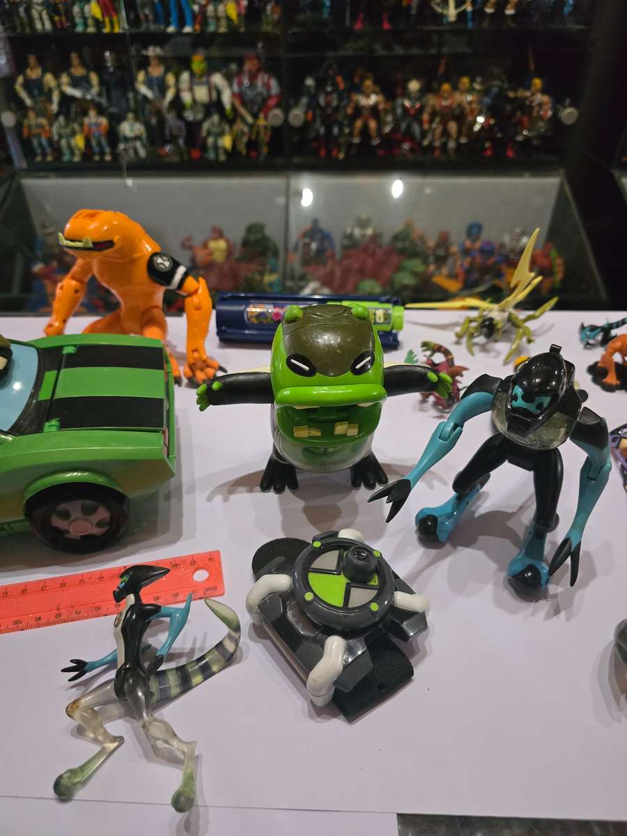 Ben 10 Lot Figures And Vechile
