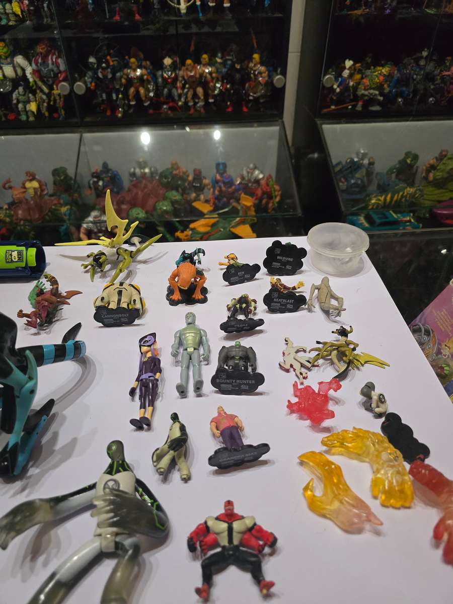 Ben 10 Lot Figures And Vechile
