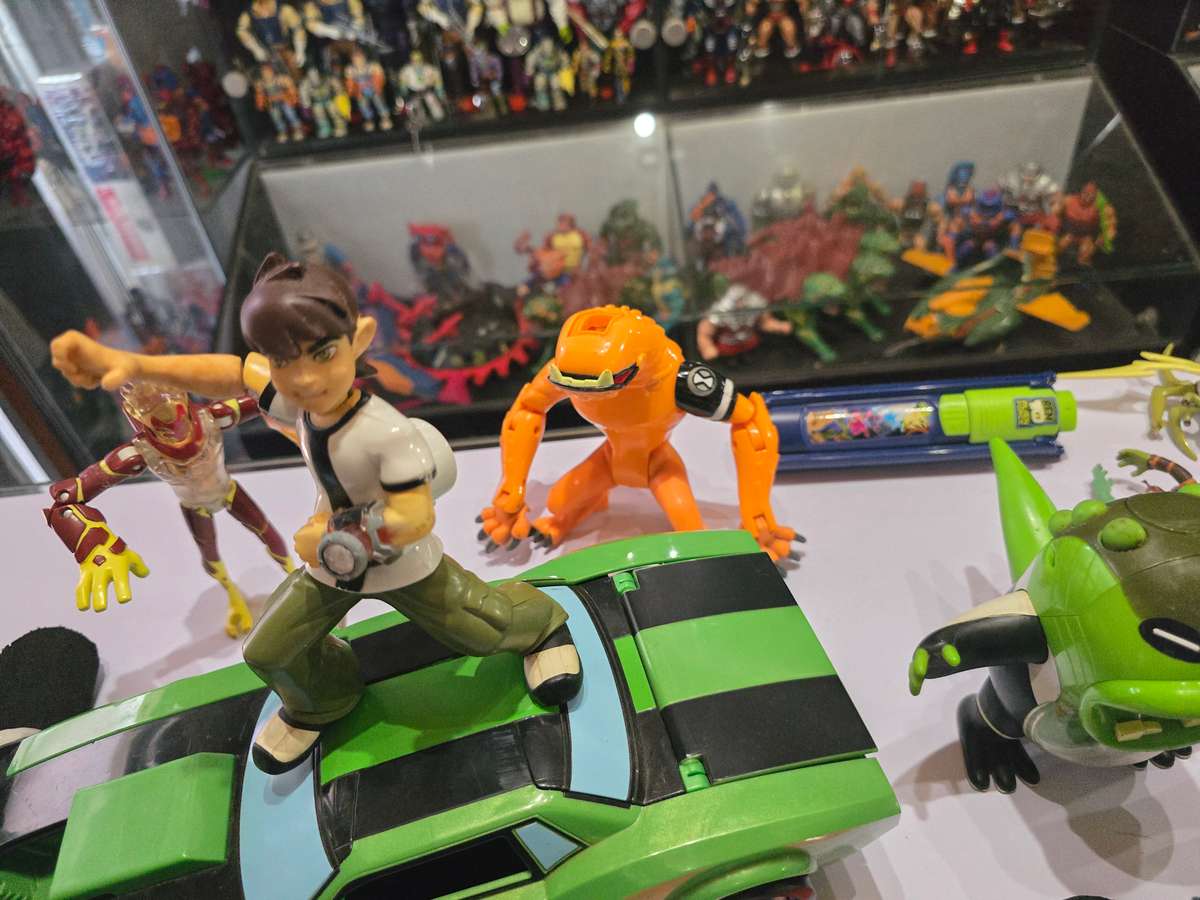 Ben 10 Lot Figures And Vechile