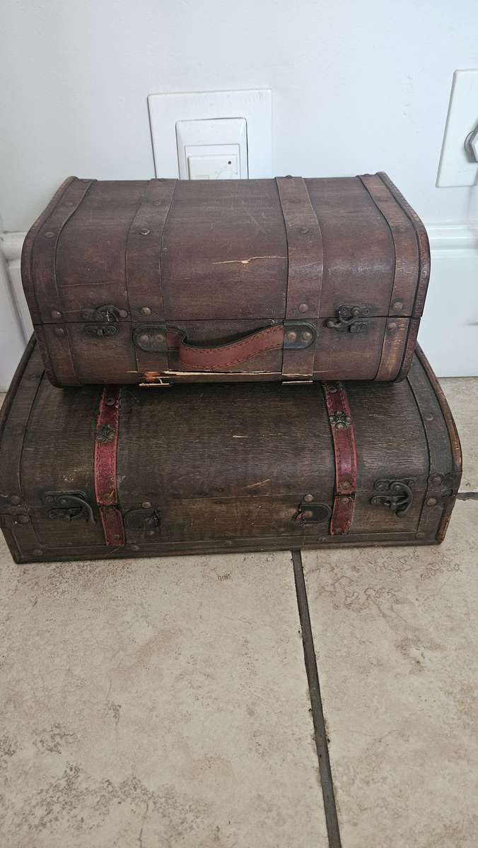 Set of antique trunk style suitcases