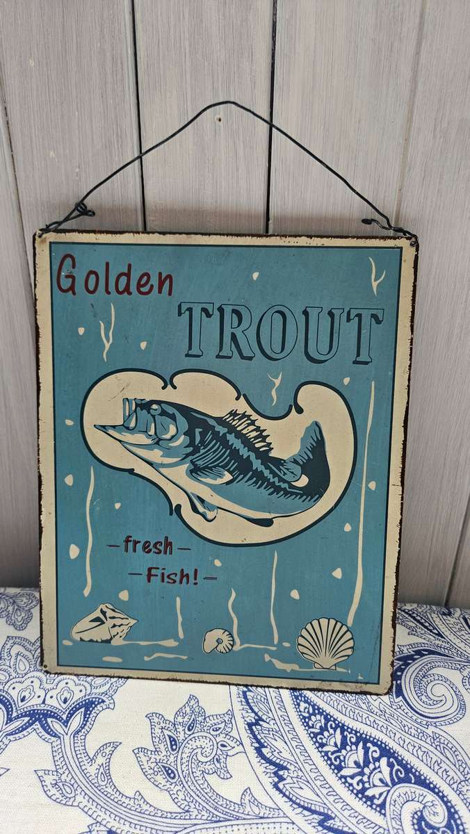 Vintage style metal wall hanging 20cm x 25cm.