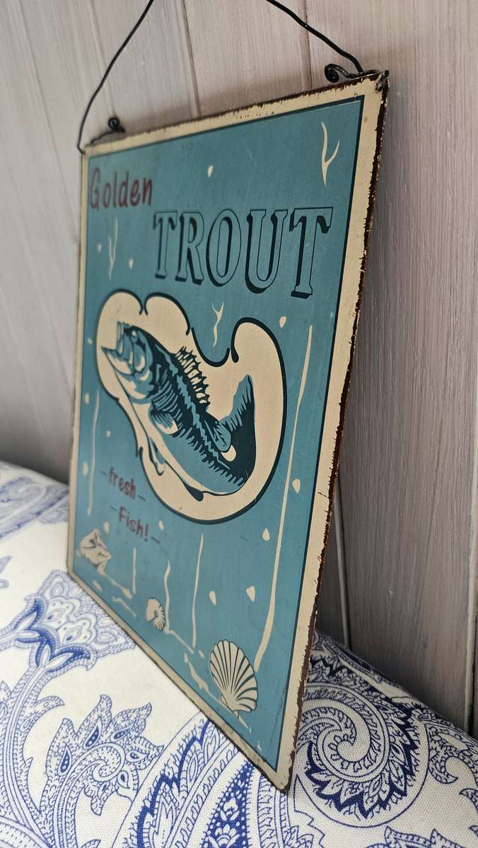 Vintage style metal wall hanging 20cm x 25cm.