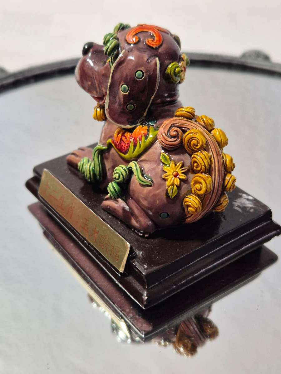 Unique Foo/ dynasty Dog. Decorated with dainty flowers, leaves&Curly Tail. L7cm W5,5cm H7cm