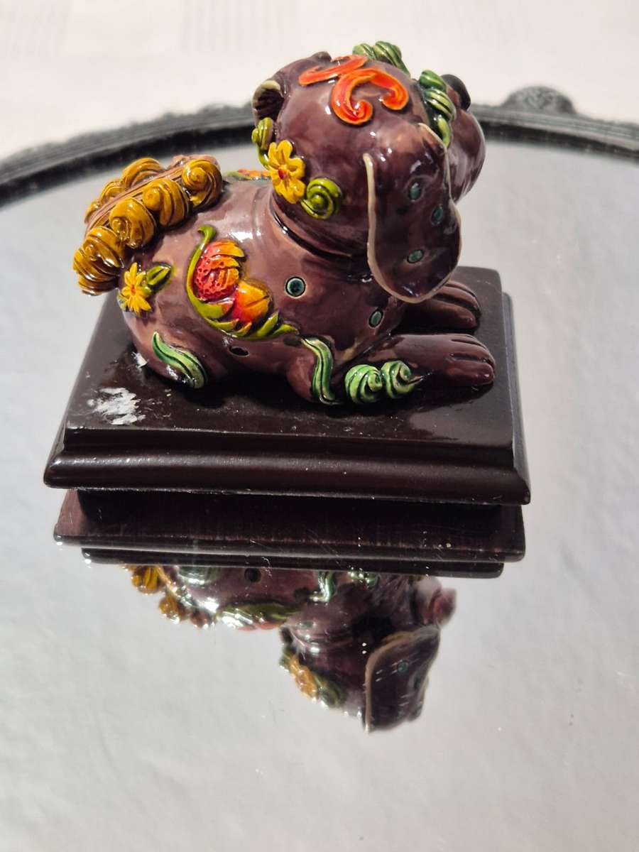 Unique Foo/ dynasty Dog. Decorated with dainty flowers, leaves&Curly Tail. L7cm W5,5cm H7cm
