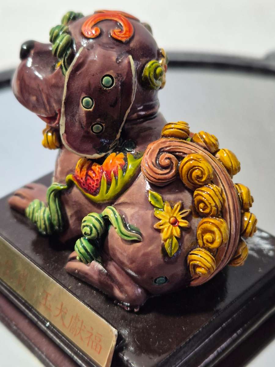 Unique Foo/ dynasty Dog. Decorated with dainty flowers, leaves&Curly Tail. L7cm W5,5cm H7cm