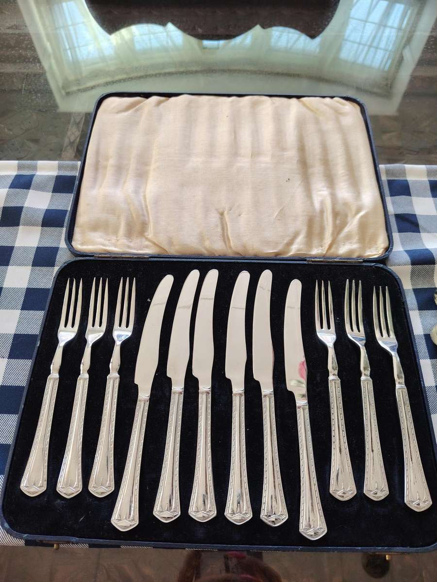 Cased vintage fruit fork and knife set