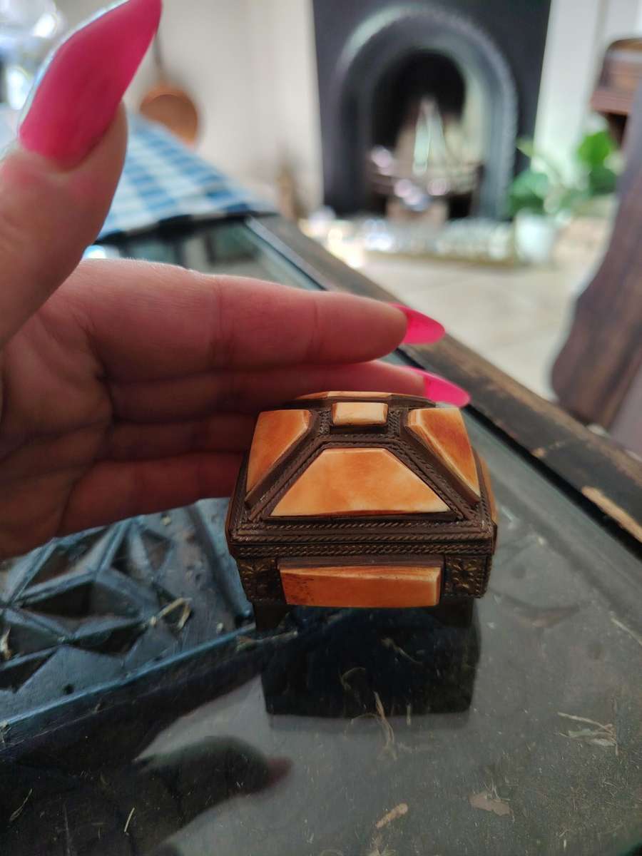 Beautiful small trinket/pill box