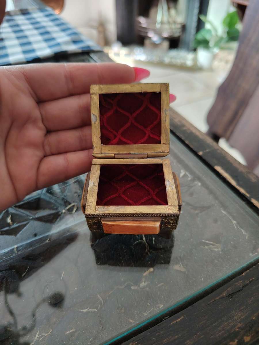 Beautiful small trinket/pill box