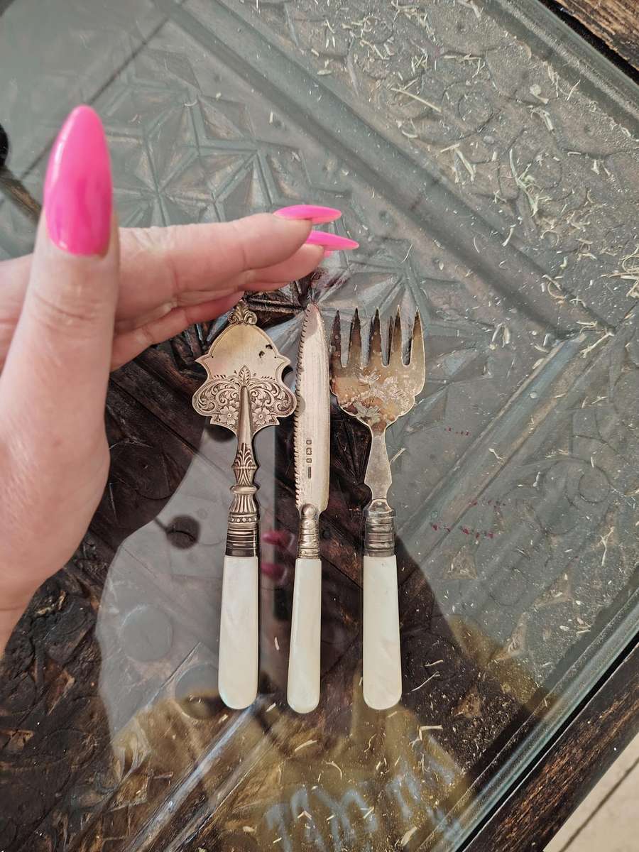 Beautiful small server set with mother of pearl handles