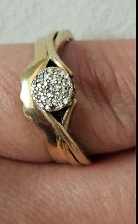 9crt Gold with diamonds inset