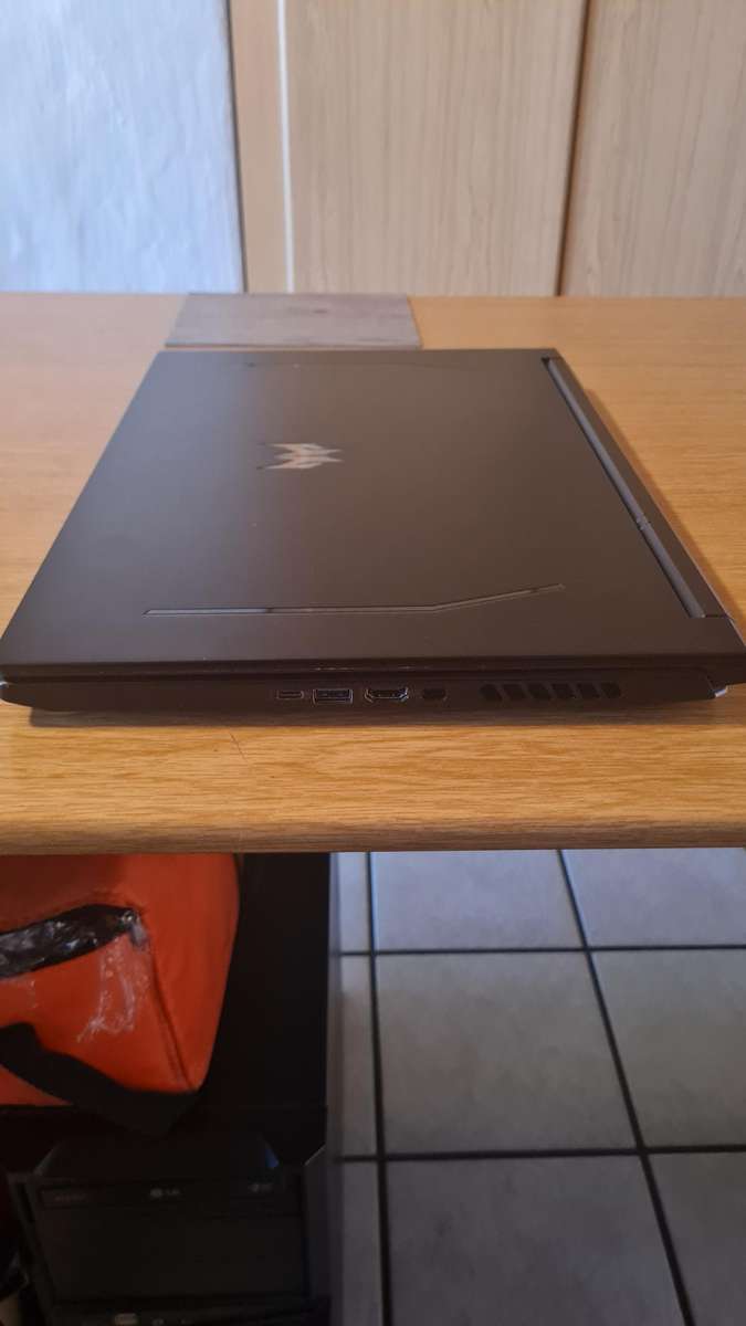 Acer predator helios 300 17" i7 11800h,RTX 3060 gaming laptop