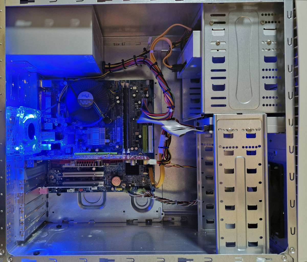 Vintage XP 32bit Desktop PC, GF 6800LE 128Mb GPU, P4 640 CPU, 2Gb RAM, 120Gb SSD, DVD, Win XP32bit