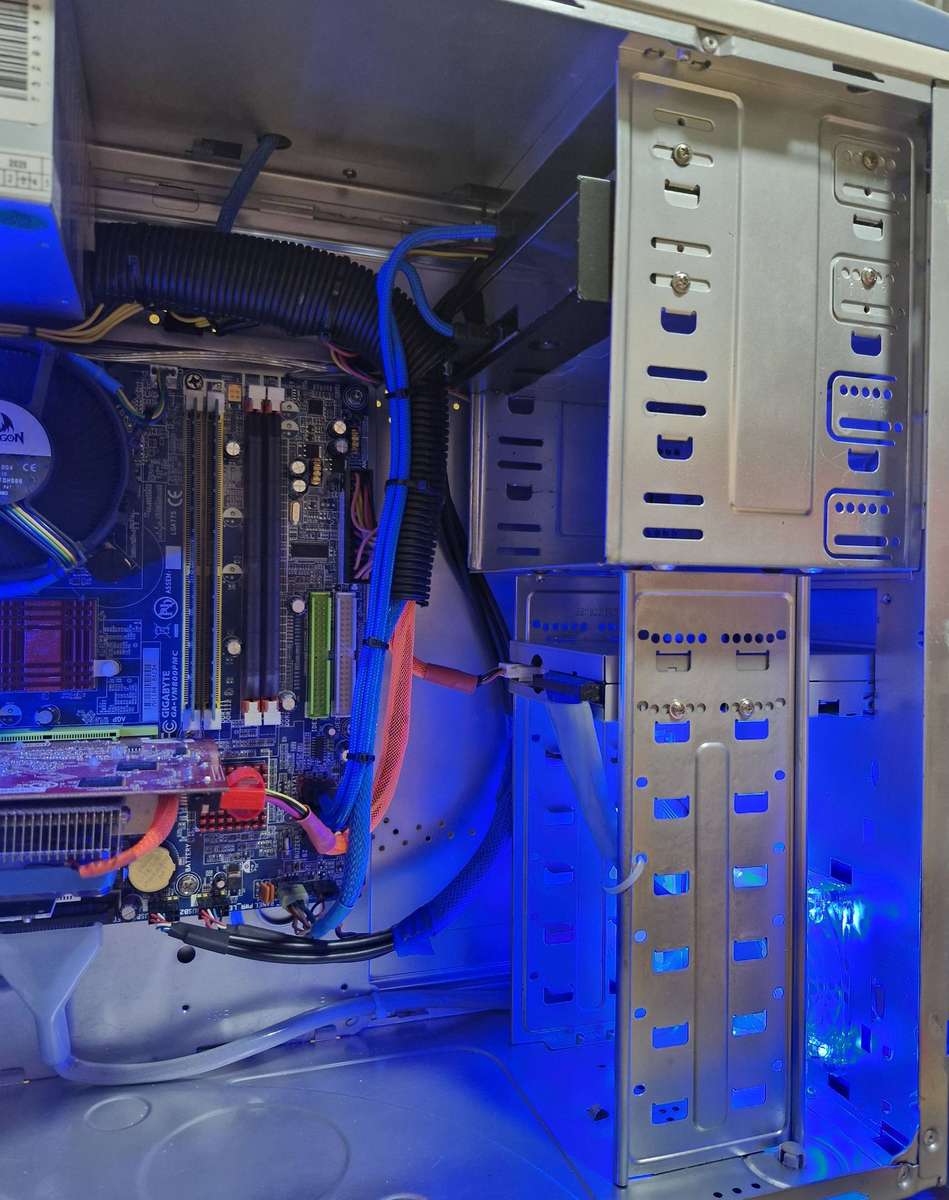 Vintage XP 64bit Desktop, GF 7600 GS 512Mb GPU, Core 2 Duo CPU, 2Gb RAM, 120Gb SSD, DVD, Win XP64bit