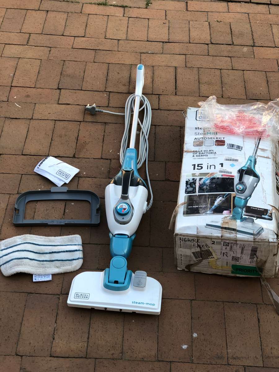 Black & Decker 1300W 15-in-1 Steam Mop with SteaMitt FOR SPARES OR REPAIR