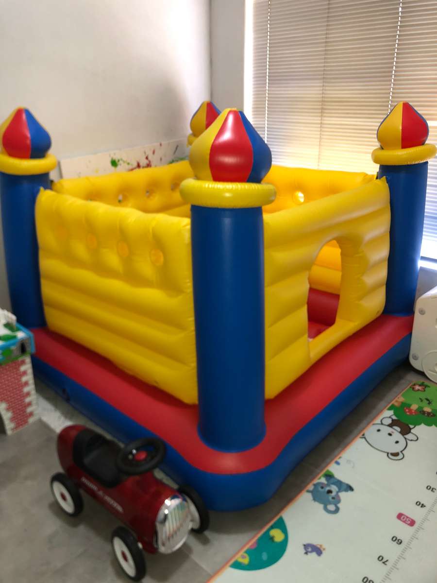 Intex Jumpolene Castle Bouncer (READ)