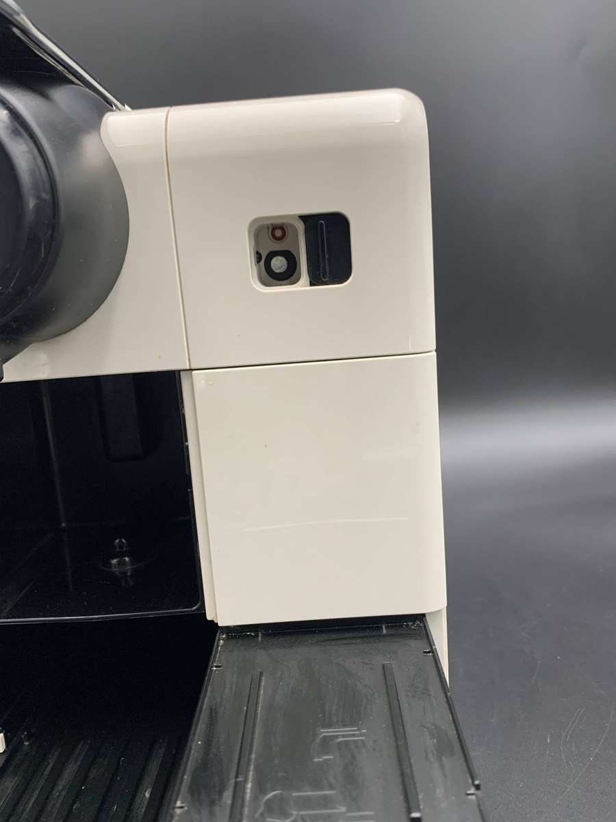 De'Longhi Nespresso Lattissima Touch Coffee Machine (Cream white)