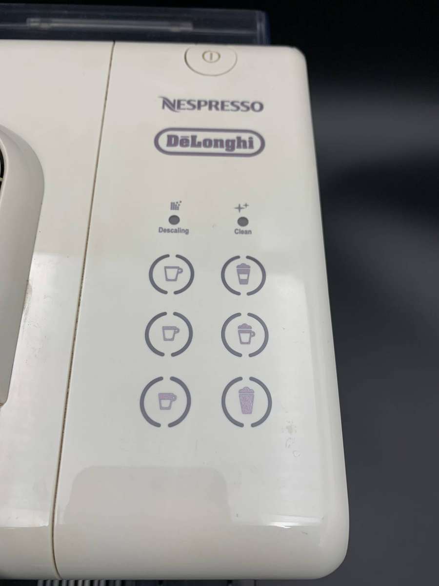 De'Longhi Nespresso Lattissima Touch Coffee Machine (Cream white)