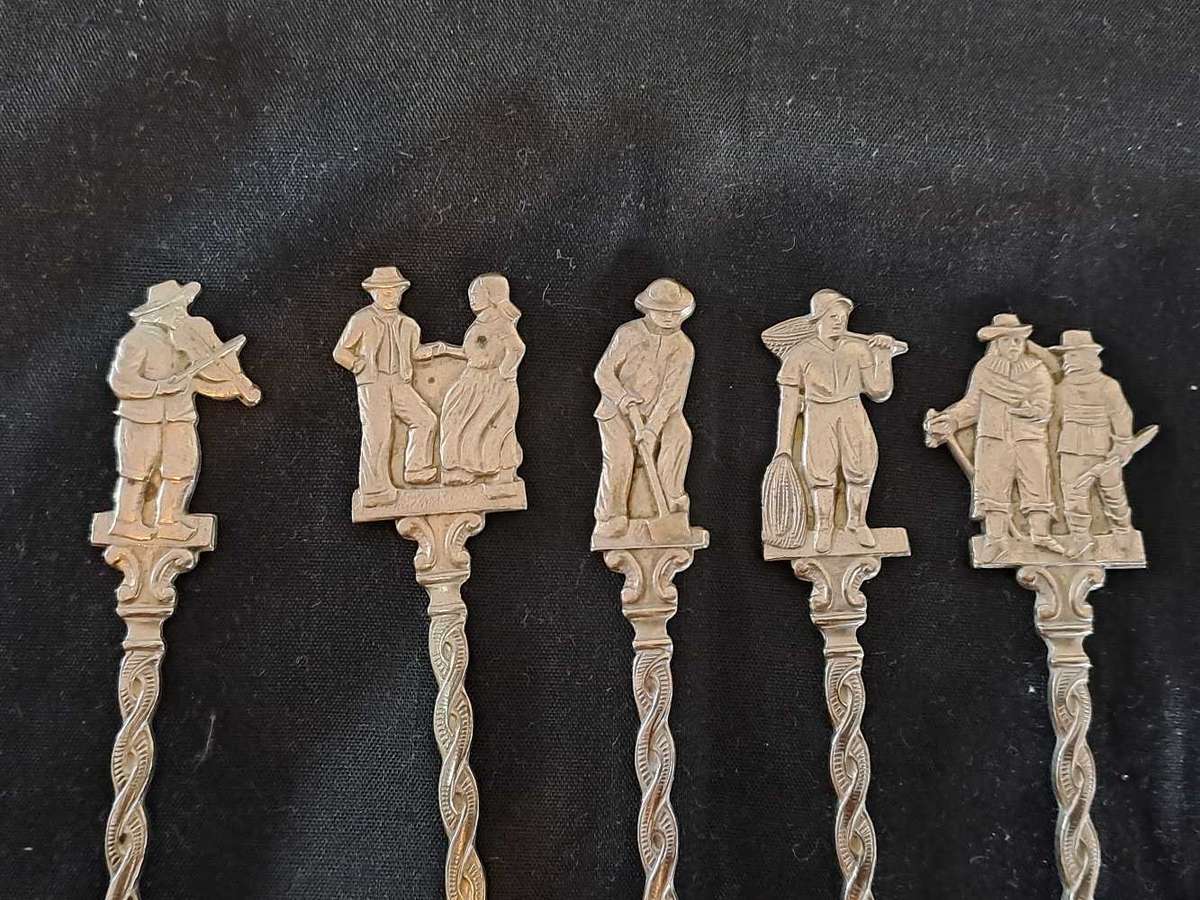 5 x Vintage Dutch teaspoons, marked "made in Holland" and Vintage scoop marked "NS"