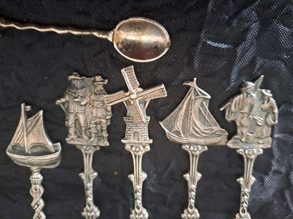 EPNS cake forks and teaspoons, small salt spoon