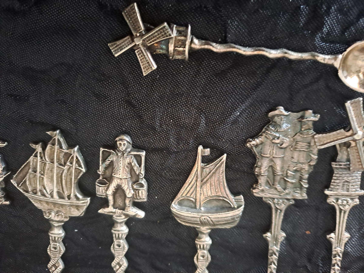 EPNS cake forks and teaspoons, small salt spoon