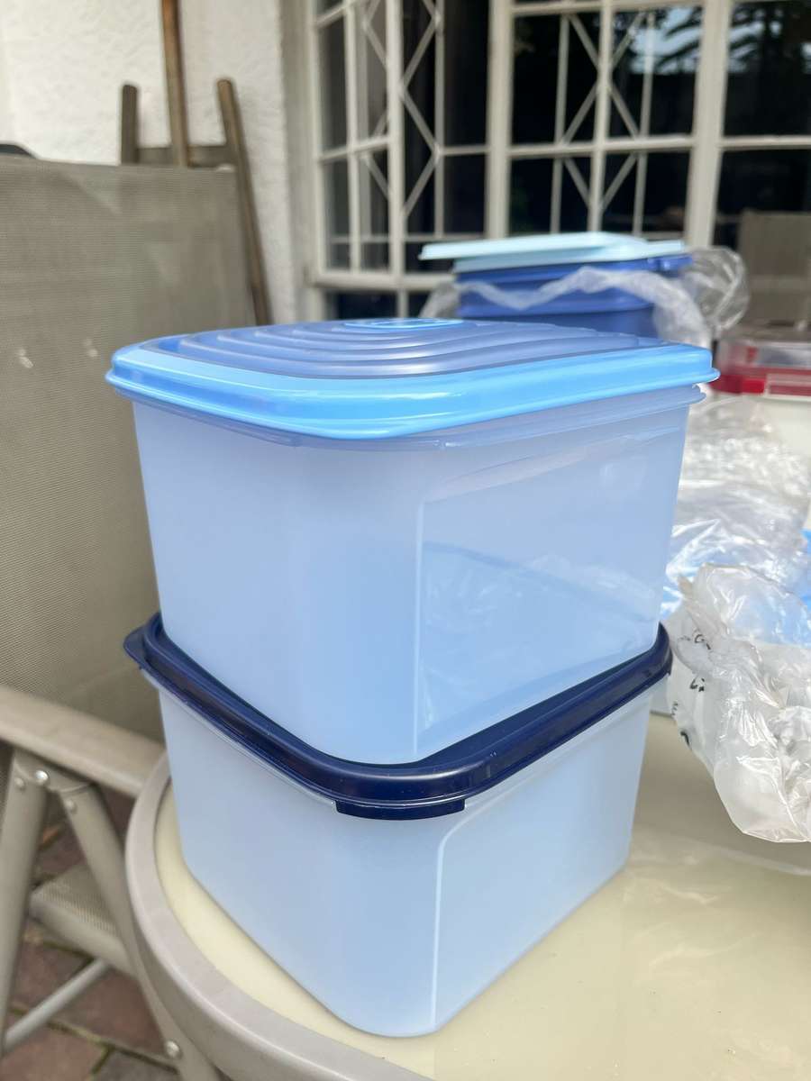 Tupperware Space Saver square, size 2.  2.6L