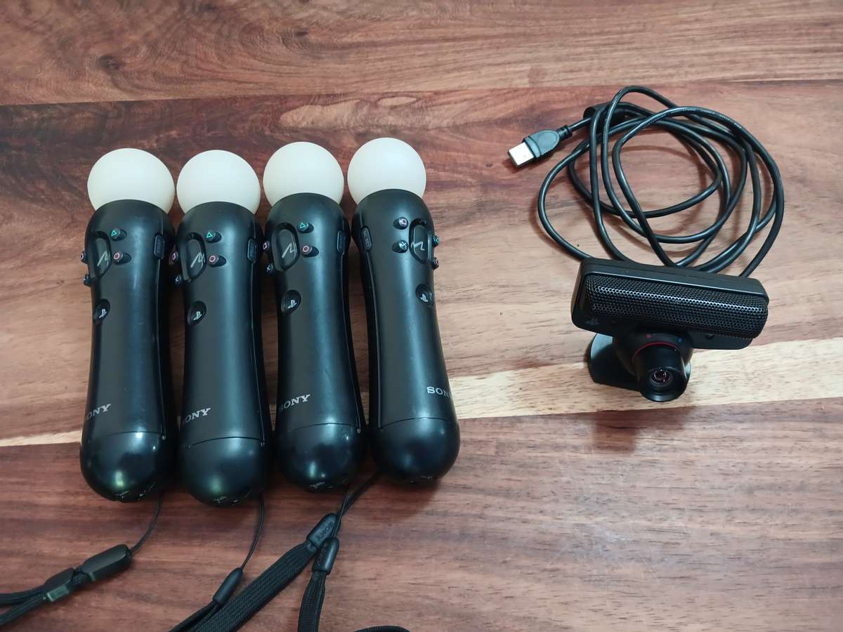 4 x PlayStation 3 move controllers + Playstation Eye Camera