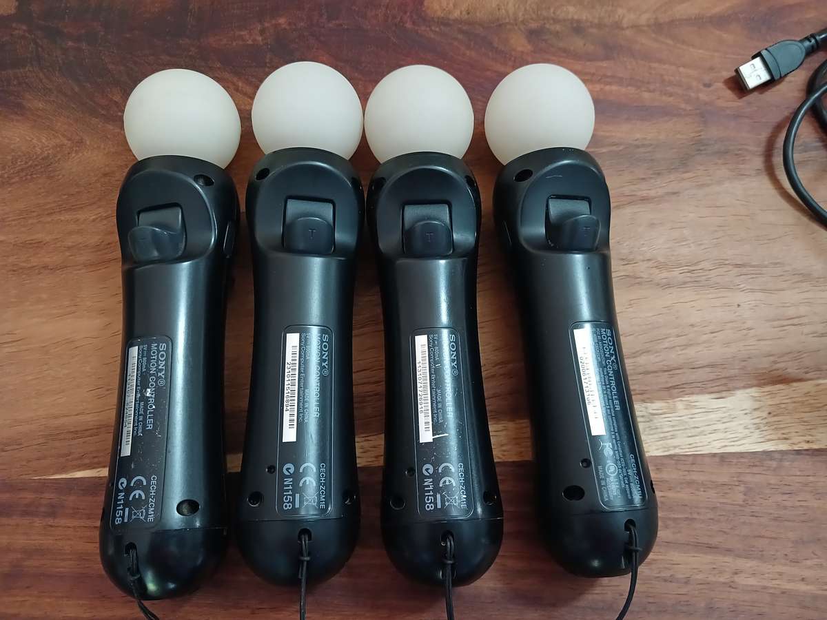 4 x PlayStation 3 move controllers + Playstation Eye Camera