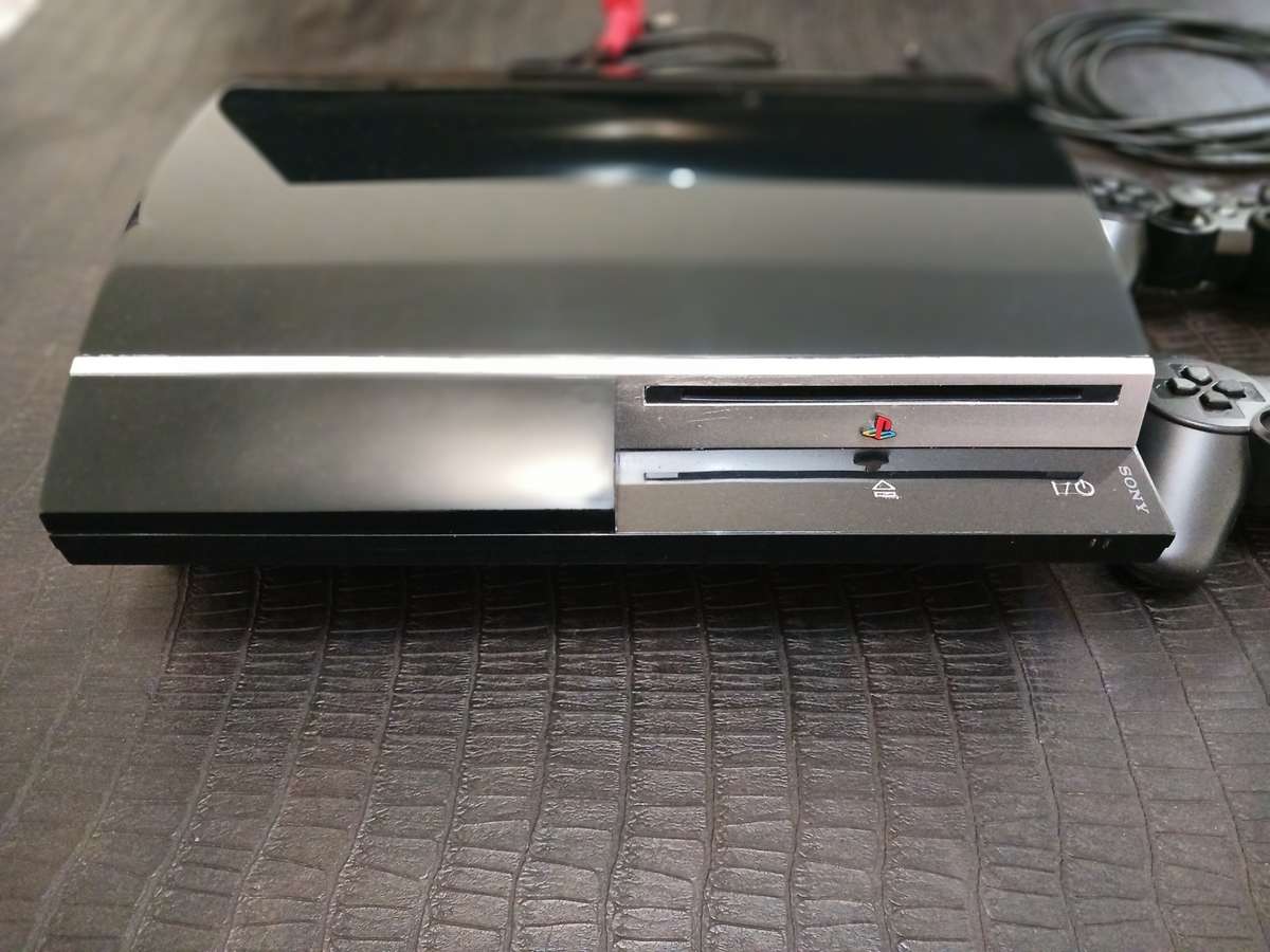 PlayStation 3 Phat (CECHL04) - 1TB HDD - 2 Wireless controllers - CFW Firmware - LOW POWER ON TIME