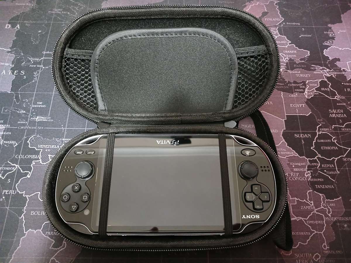 PlayStation VITA OLED (PCH-1104) - Very good condition