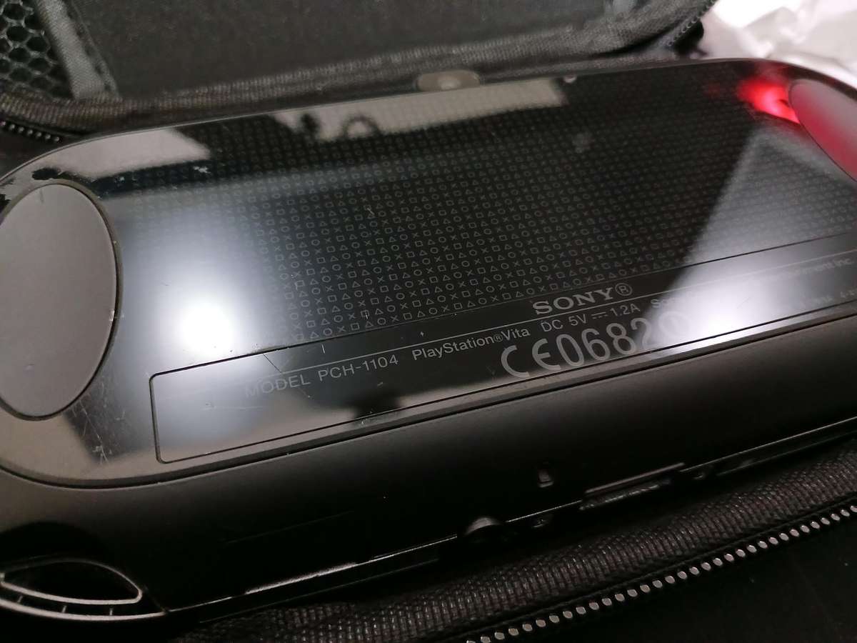 PlayStation VITA OLED (PCH-1104) - Very good condition