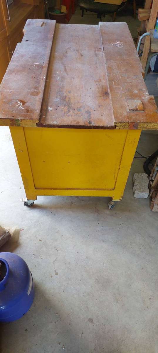 Record woodworking bench with lockable castors and vise