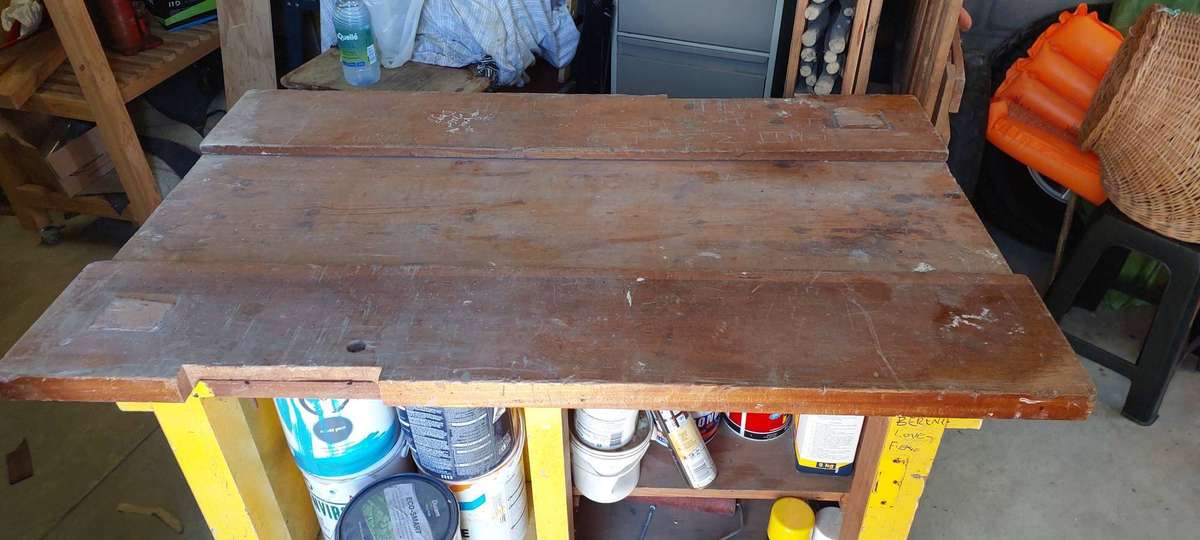 Record woodworking bench with lockable castors and vise