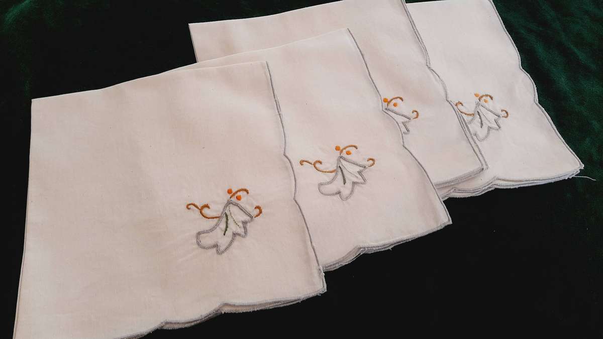 4 cotton napkins - embroidered motif- 40 x 40cm